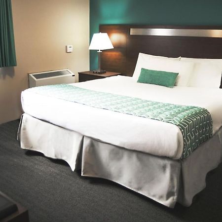 Ramada By Wyndham Otel Quesnel Dış mekan fotoğraf