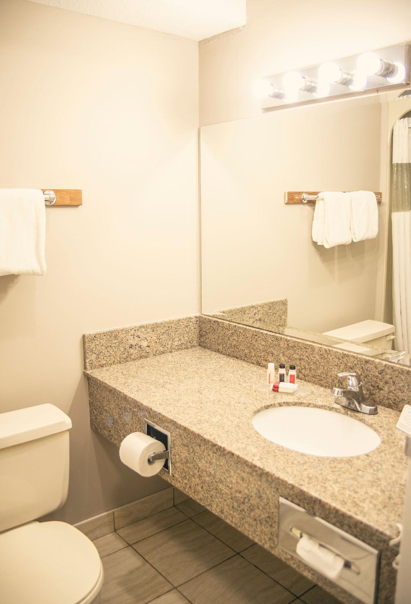 Ramada By Wyndham Otel Quesnel Dış mekan fotoğraf