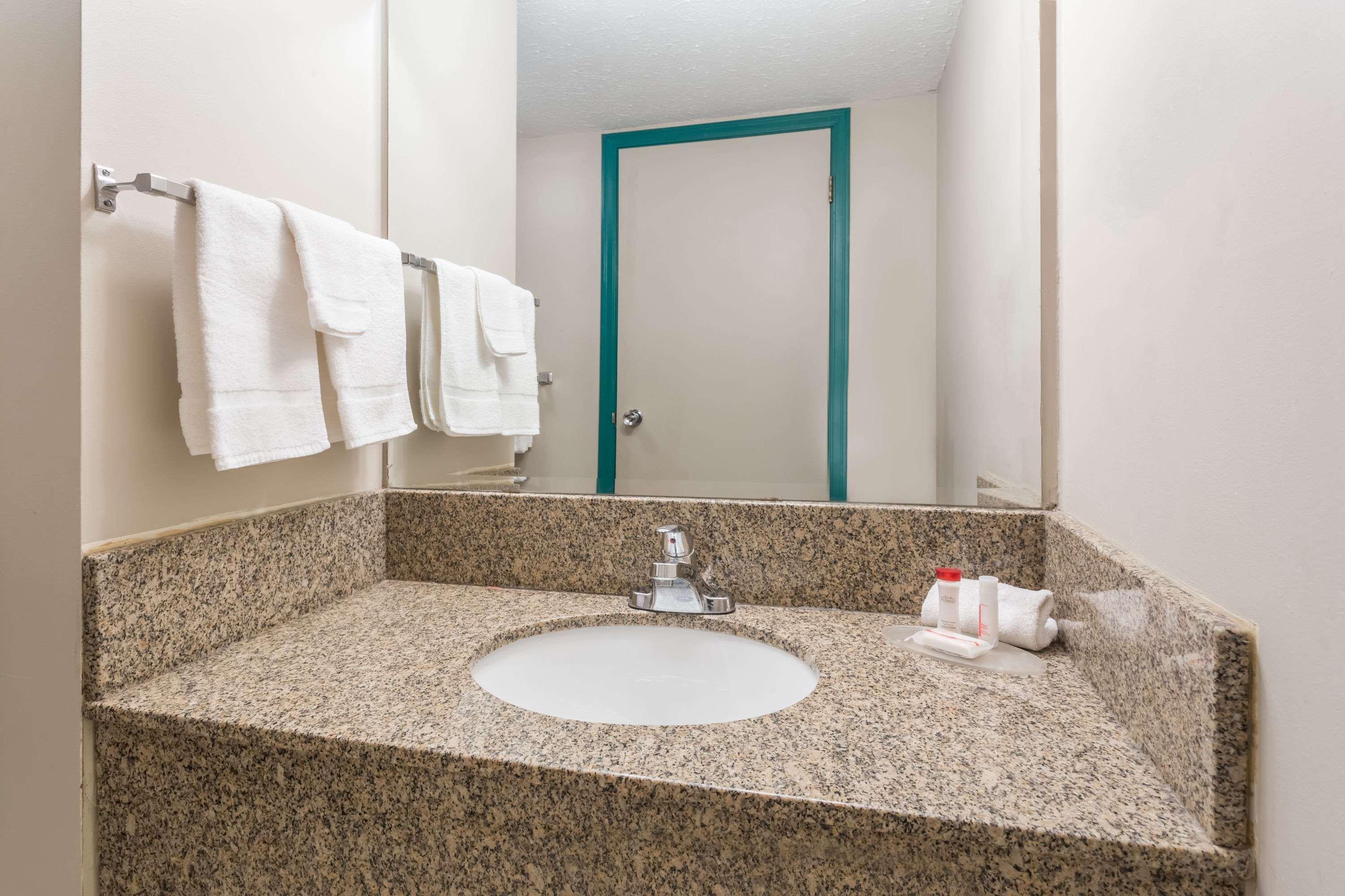 Ramada By Wyndham Otel Quesnel Dış mekan fotoğraf