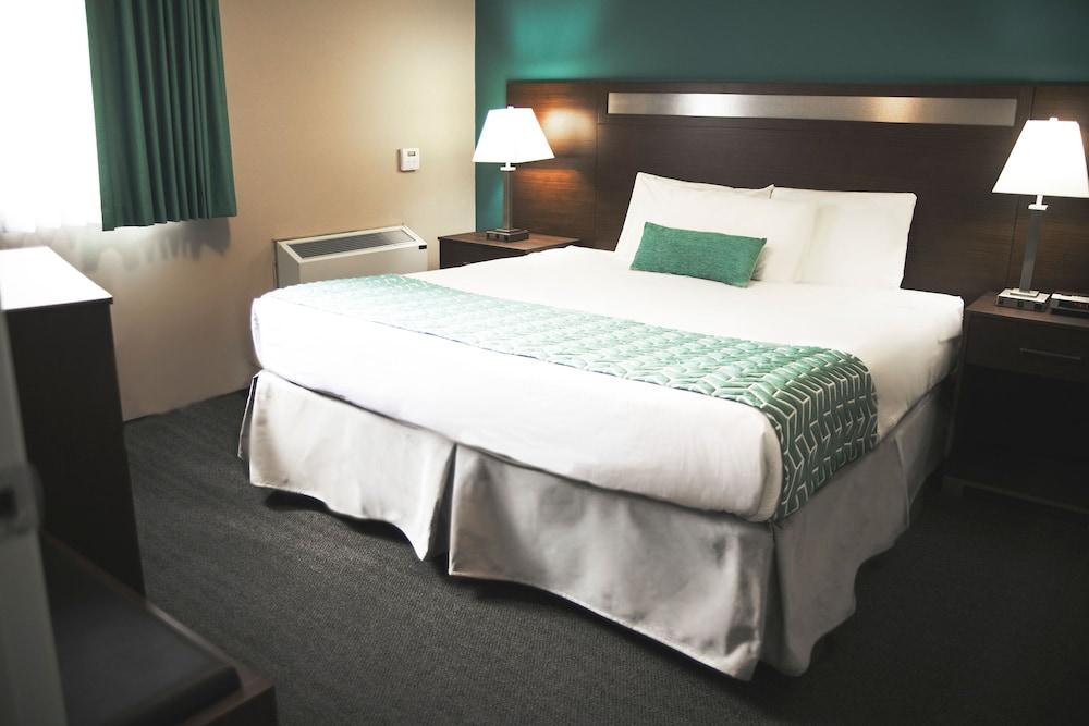 Ramada By Wyndham Otel Quesnel Dış mekan fotoğraf