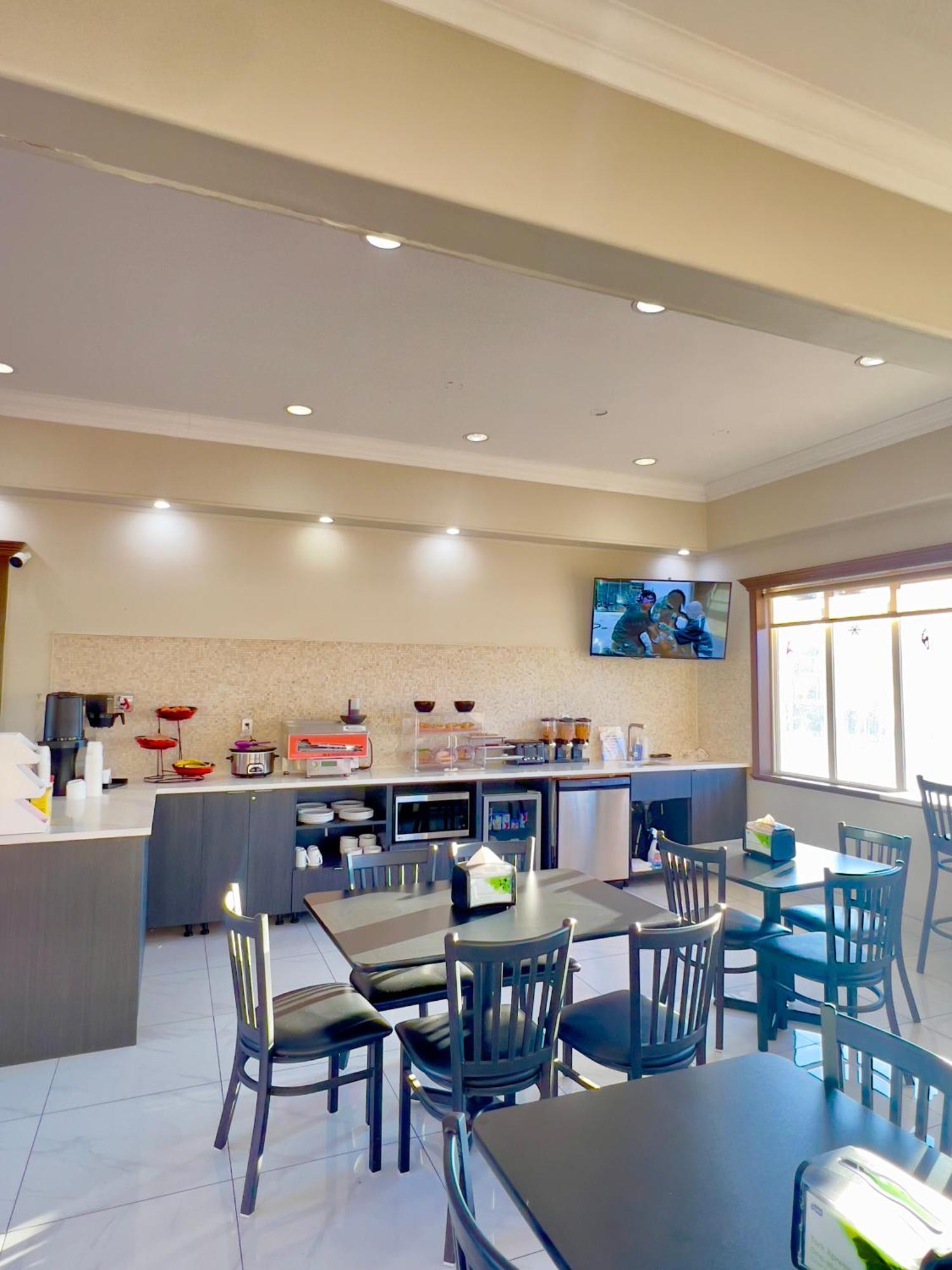 Ramada By Wyndham Otel Quesnel Dış mekan fotoğraf