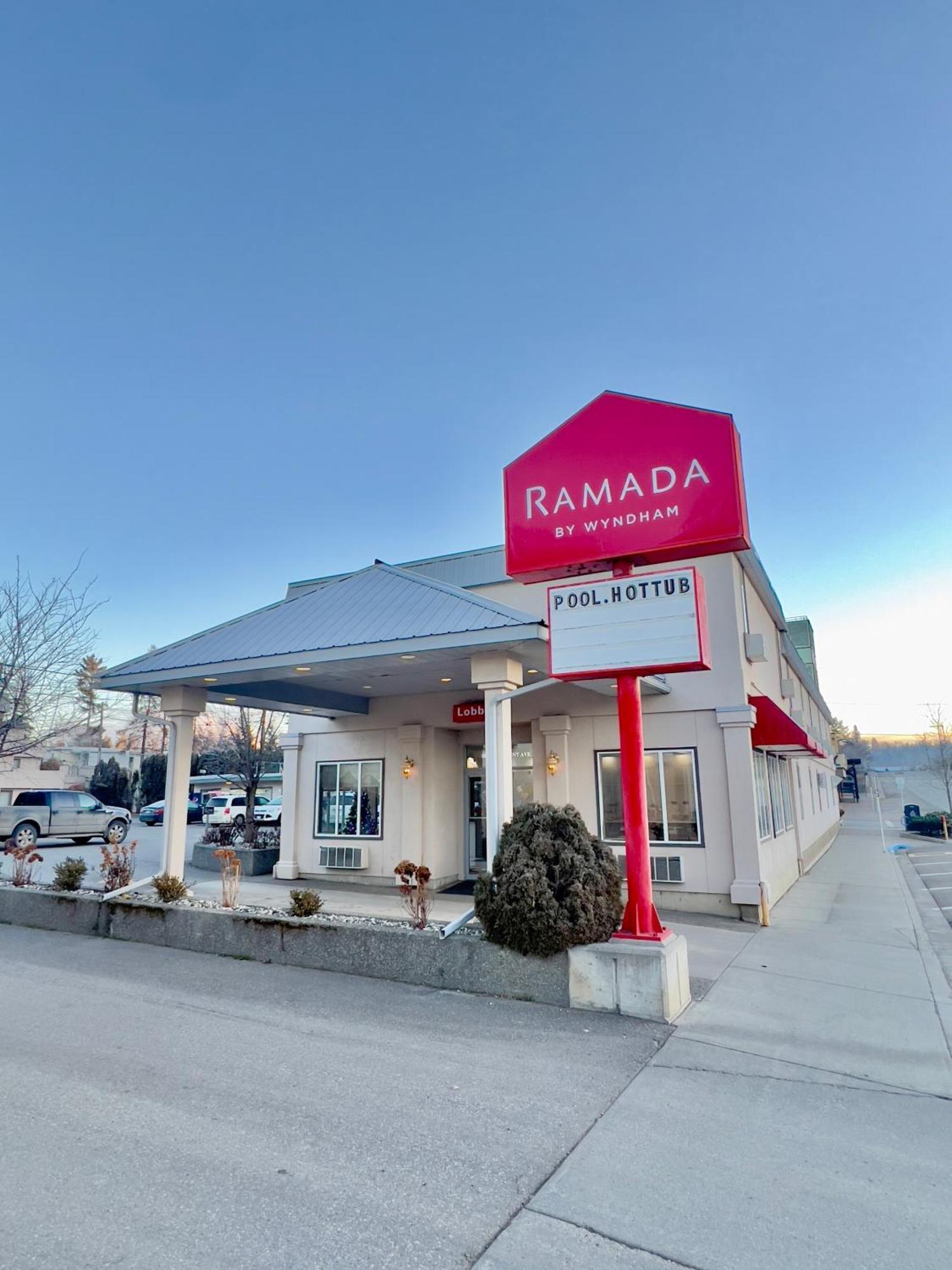 Ramada By Wyndham Otel Quesnel Dış mekan fotoğraf