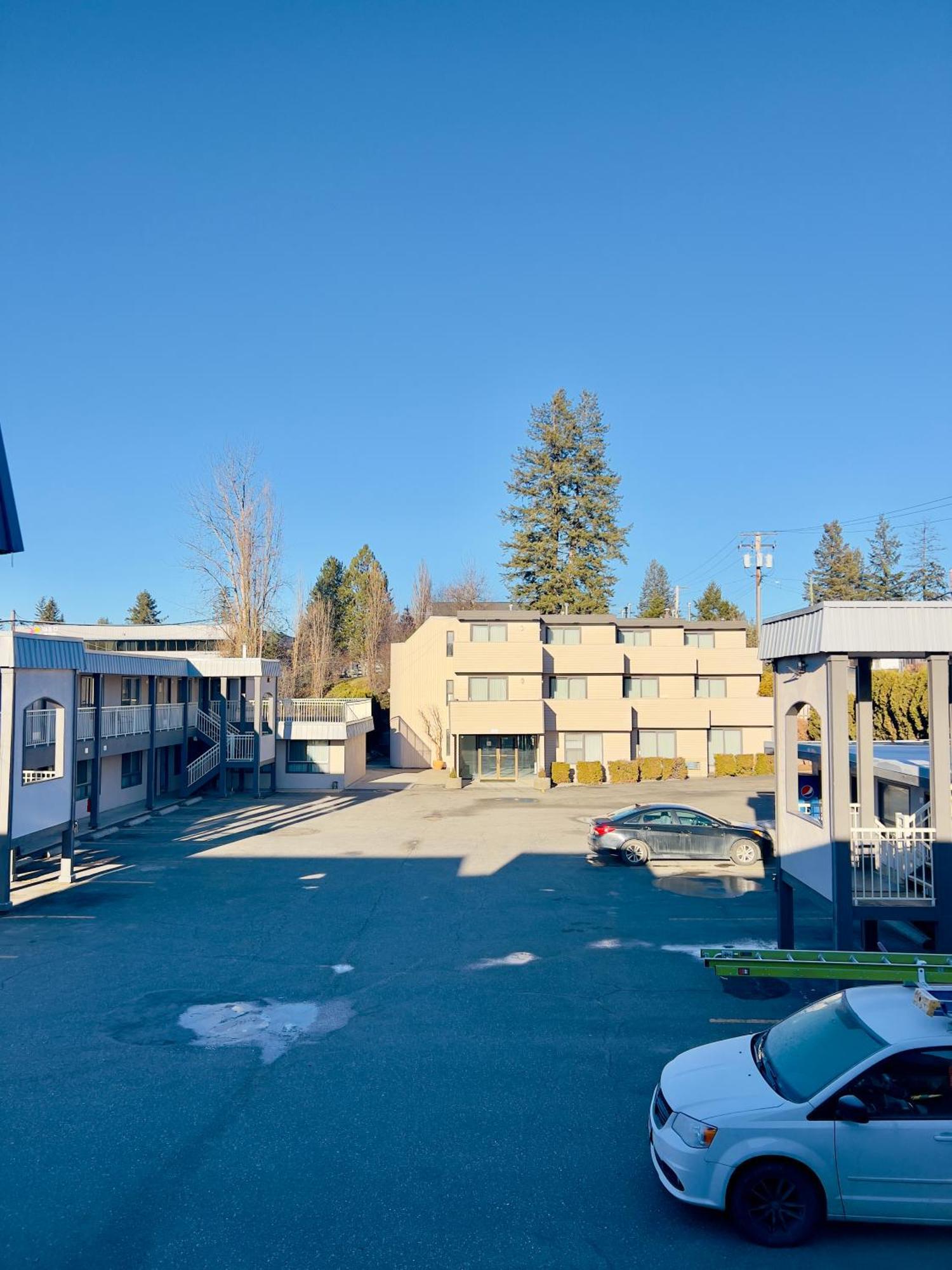 Ramada By Wyndham Otel Quesnel Dış mekan fotoğraf