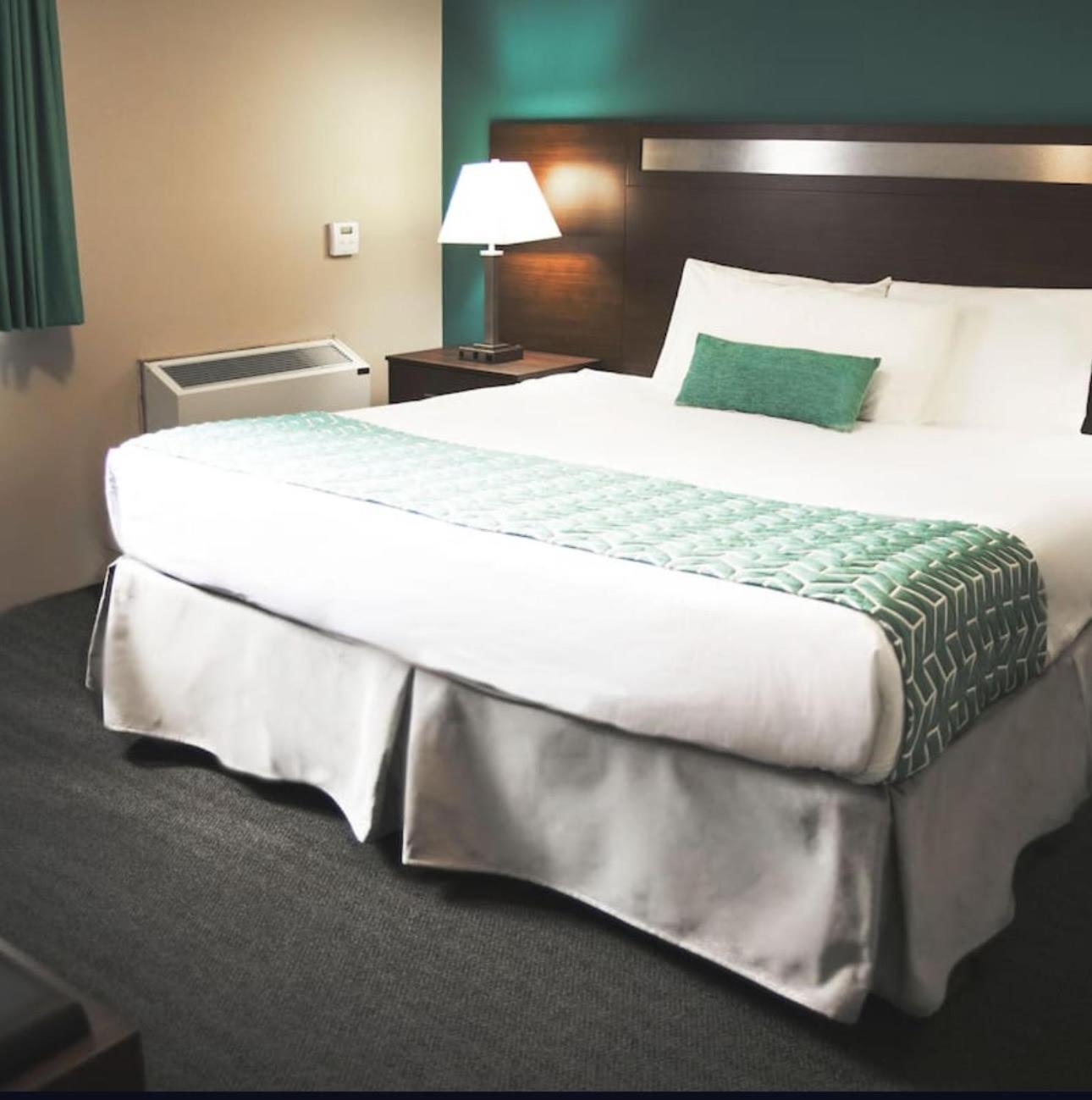 Ramada By Wyndham Otel Quesnel Dış mekan fotoğraf